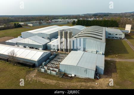 Luftaufnahme des neuen Fabrikgebäudes für die Produktion und den Versand von Industrieanlagen Stockfoto