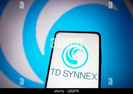 Brasilien. 16.. Mai 2022. In dieser Abbildung ist das Logo der TD SYNNEX Corporation zu sehen, das auf einem Smartphone und im Hintergrund zu sehen ist. (Foto von Rafael Henrique/SOPA Images/Sipa USA) Quelle: SIPA USA/Alamy Live News Stockfoto