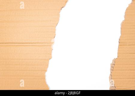 Gerissene Kartonkante Hintergrund. Rahmen aus Wellpappe mit weißem Hintergrund. Kraftpapier Kartonstücke mit Platz für Text. Draufsicht Stockfoto