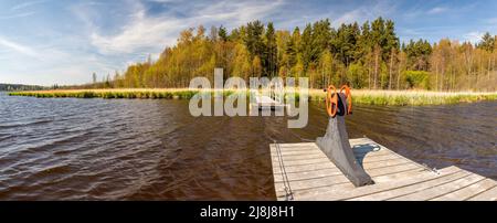 Hölzerne schwimmende Seebrücke mit Boot und Aussichtsplattform mit Winde am Teich Olsina, Tschechische republik Stockfoto