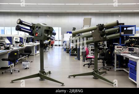 Ein STARStreak LML-NG (Lightweight Multiple Launcher - Next Generation)-Raketensystem (links) und ein Starstreak LML (Lightweight Multiple Launcher)-Raketensystem (rechts), das beim Waffenhersteller Thales in Belfast während des Besuchs von Premierminister Boris Johnson in Nordirland zu Gesprächen mit Stormont-Parteien ausgestellt wurde. Bilddatum: Montag, 16. Mai 2022. Stockfoto