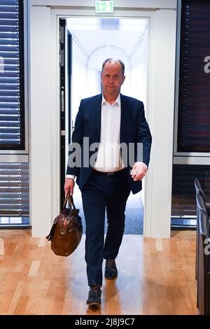 Düsseldorf, Deutschland. 16.. Mai 2022. Joachim Stamp, FDP-Landesvorsitzender in Nordrhein-Westfalen, geht zur konstituierenden Sitzung der FDP-Landtagsfraktion. Sie ist mit 12 Mitgliedern in den landtag eingetreten. Quelle: Federico Gambarini/dpa/Alamy Live News Stockfoto