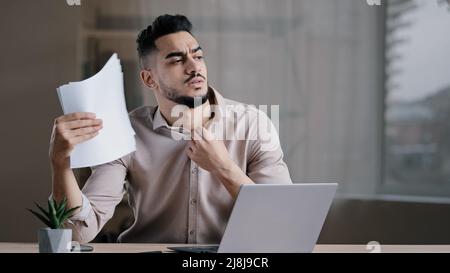 Hispanisch erschöpft männlichen Geschäftsmann verärgert Kerl leiden unter Sommerhitze im Büro zu Hause ohne Klimaanlage Gefühl heiß hohe Lufttemperatur Stockfoto