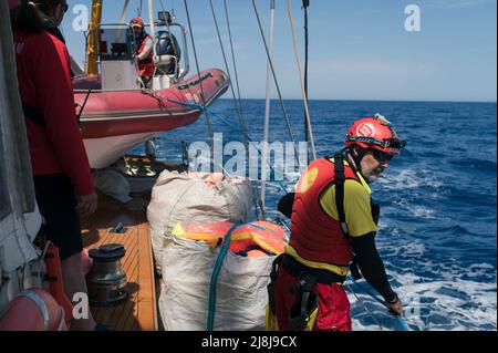 Catanzaro, Catanzaro, Spanien. 16.. Mai 2022. Die Crew hat sie während der Vorbereitung des rhib gesehen. Retter an Bord des Astral-Segelbootes der spanischen NGO Open Arms bereiten sich auf das Fahren eines rhib vor, während ihrer Mission im Mittelmeerraum. (Bild: © Valeria Ferraro/ZUMA Press Wire) Stockfoto