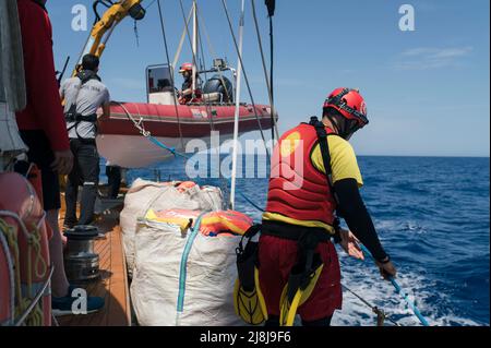 Catanzaro, Catanzaro, Spanien. 16.. Mai 2022. Die rhib während der Vorbereitungsphase gesehen. Retter an Bord des Astral-Segelbootes der spanischen NGO Open Arms bereiten sich auf das Fahren eines rhib vor, während ihrer Mission im Mittelmeerraum. (Bild: © Valeria Ferraro/ZUMA Press Wire) Stockfoto