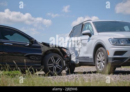 Autos stürzten bei einem Verkehrsunfall nach einem Zusammenstoß auf der Stadtstraße schwer ab. Straßenverkehrssicherheit und Versicherungskonzept Stockfoto