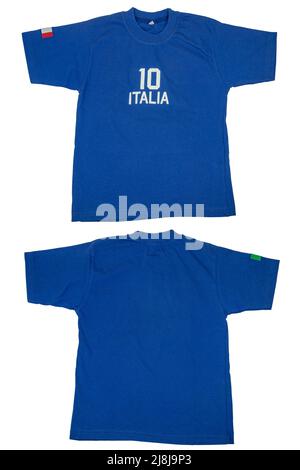 Blaues T-Shirt für Kinder. Fußball- oder Poloshirt mit der Aufschrift italia und der Nummer zehn. Isoliert auf weißem Hintergrund. Sommer Mode für Kinder. Vorn A Stockfoto