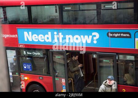 Passagiere, einige tragen eine Maske, andere nicht, werden in einem Doppeldeckerbus in der City of London gesehen. Stockfoto