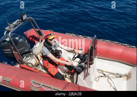 Catanzaro, Catanzaro, Spanien. 16.. Mai 2022. Ein rhib-Pilot, der beim Guide gesehen wird. Retter an Bord des Astral-Segelbootes der spanischen NGO Open Arms bereiten sich auf das Fahren eines rhib vor, während ihrer Mission im Mittelmeerraum. (Bild: © Valeria Ferraro/ZUMA Press Wire) Stockfoto