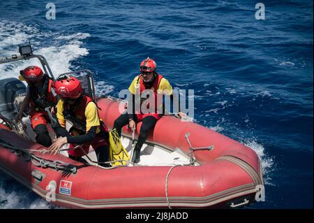 Catanzaro, Catanzaro, Spanien. 16.. Mai 2022. Rettungskräfte, die auf einem rhib gesehen werden. Retter an Bord des Astral-Segelbootes der spanischen NGO Open Arms bereiten sich auf das Fahren eines rhib vor, während ihrer Mission im Mittelmeerraum. (Bild: © Valeria Ferraro/ZUMA Press Wire) Stockfoto