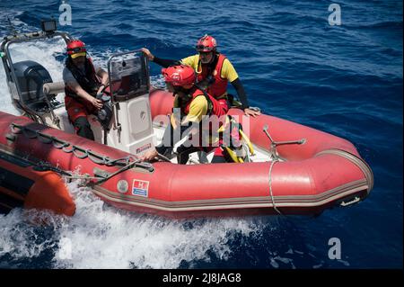 Catanzaro, Catanzaro, Spanien. 16.. Mai 2022. Rettungskräfte an Bord eines rhib. Retter an Bord des Astral-Segelbootes der spanischen NGO Open Arms bereiten sich auf das Fahren eines rhib vor, während ihrer Mission im Mittelmeerraum. (Bild: © Valeria Ferraro/ZUMA Press Wire) Stockfoto