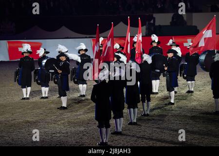 Windsor, Großbritannien. 15.. Mai 2022. Das Top Secret Drum Corps treten bei der Show auf. Die Gäste waren begeistert, als sie die Platin-Jubiläumsfeier an diesem Abend auf dem privaten Gelände von Windsor Castle beobachten. 1.300 Darsteller aus dem gesamten Commonwealth und der ganzen Welt nahmen an der spektakulären Gallop Teil, um die 70-jährige Geschichte Ihrer Majestät der Königin zu feiern. Quelle: Maureen McLean/Alamy Live News Stockfoto