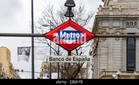 Ein Bild vom Metro-Schild der Banco de España. Stockfoto