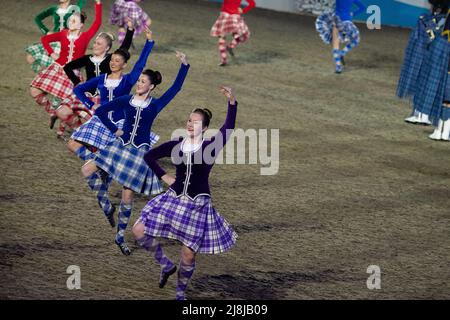 Windsor, Großbritannien. 15.. Mai 2022. Die Tänzer des Royal Edinburgh Military Tattoo. Die Gäste waren begeistert, als sie die Platin-Jubiläumsfeier an diesem Abend auf dem privaten Gelände von Windsor Castle beobachten. 1.300 Darsteller aus dem gesamten Commonwealth und der ganzen Welt nahmen an der spektakulären Gallop Teil, um die 70-jährige Geschichte Ihrer Majestät der Königin zu feiern. Quelle: Maureen McLean/Alamy Live News Stockfoto