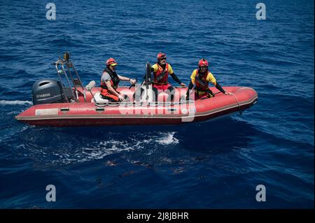 Catanzaro, Catanzaro, Spanien. 16.. Mai 2022. Rettungskräfte, die während der Fahrt mit einem rhib gesehen werden. Retter an Bord des Astral-Segelbootes der spanischen NGO Open Arms bereiten sich auf das Fahren eines rhib vor, während ihrer Mission im Mittelmeerraum. (Bild: © Valeria Ferraro/ZUMA Press Wire) Stockfoto