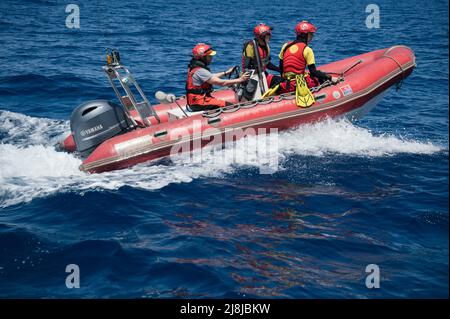 Catanzaro, Catanzaro, Spanien. 16.. Mai 2022. Retter sahen mit einem rhib segeln. Retter an Bord des Astral-Segelbootes der spanischen NGO Open Arms bereiten sich auf das Fahren eines rhib vor, während ihrer Mission im Mittelmeerraum. (Bild: © Valeria Ferraro/ZUMA Press Wire) Stockfoto