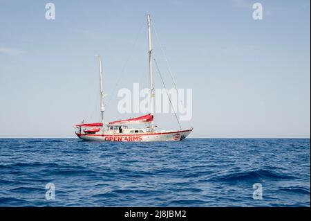 Catanzaro, Catanzaro, Spanien. 16.. Mai 2022. Astralsegelboot in den Spani Retter an Bord des Astralsegelbootes der spanischen NGO Open Arms bereitet sich auf das Fahren eines rhib vor, während ihrer Mission im Mittelmeerraum. (Bild: © Valeria Ferraro/ZUMA Press Wire) Stockfoto