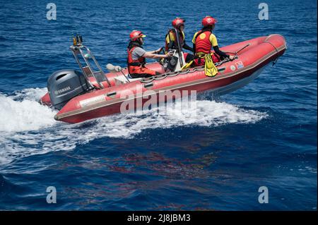 Catanzaro, Catanzaro, Spanien. 16.. Mai 2022. Rettungskräfte, die während des Betriebs mit einem rhib beobachtet wurden. Retter an Bord des Astral-Segelbootes der spanischen NGO Open Arms bereiten sich auf das Fahren eines rhib vor, während ihrer Mission im Mittelmeerraum. (Bild: © Valeria Ferraro/ZUMA Press Wire) Stockfoto