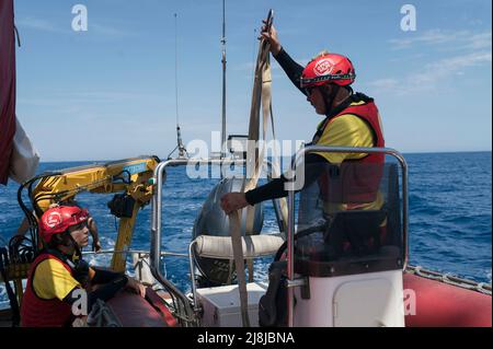 Catanzaro, Catanzaro, Spanien. 16.. Mai 2022. Ein Helfer hat die Vorbereitung der Kabel gesehen. Retter an Bord des Astral-Segelbootes der spanischen NGO Open Arms bereiten sich auf das Fahren eines rhib vor, während ihrer Mission im Mittelmeerraum. (Bild: © Valeria Ferraro/ZUMA Press Wire) Stockfoto