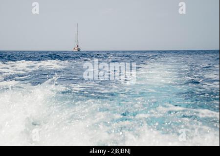 Catanzaro, Catanzaro, Spanien. 16.. Mai 2022. Astral aus der Ferne gesehen. Retter an Bord des Astral-Segelbootes der spanischen NGO Open Arms bereiten sich auf das Fahren eines rhib vor, während ihrer Mission im Mittelmeerraum. (Bild: © Valeria Ferraro/ZUMA Press Wire) Stockfoto