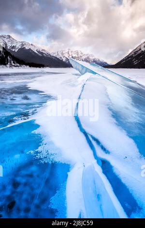 Abfeilen, gebrochene Eis auf das Spray Seen Reservoir in Spray Lakes Provincial Park, Kananaskis Country, Alberta, Kanada. Stockfoto