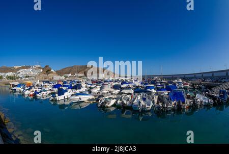 16 Februar 2022 sehr schöne Landschaft im Hafen von Puerto Rico Kanarische Inseln ein Resort mit Strand und Luxushotels Stockfoto