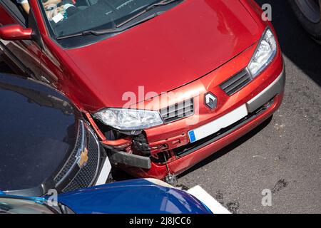 Galicia, Spanien; 13. Mai 2022: Autounfall mit zwei Autos auf einer Stadtstraße Stockfoto