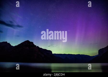 Aurora am Lake Minnewanka, Banff Nationalpark, Alberta, Kanada Stockfoto