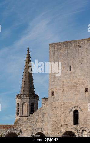 Arles Amphitheater (erbaut 90 n. Chr.). Die Türme auf der Spitze sind mittelalterliche Extras. Im Hintergrund der Glockenturm von Église Couvent des Cordeliers. Arles. Stockfoto