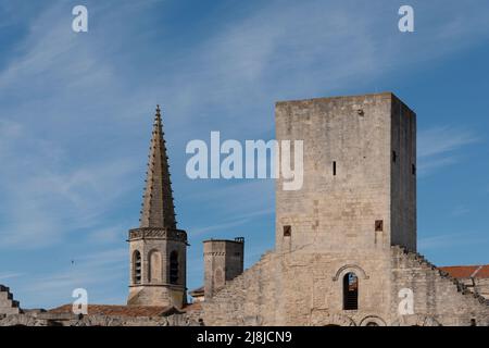 Arles Amphitheater (erbaut 90 n. Chr.). Die Türme auf der Spitze sind mittelalterliche Extras. Im Hintergrund der Glockenturm von Église Couvent des Cordeliers. Arles. Stockfoto