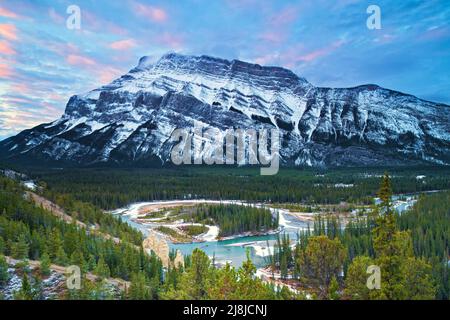 Sonnenaufgang auf dem Mount Rundle, Banff National Park, Alberta, Kanada Stockfoto