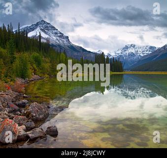 Ein Bergteich in der Nähe von Beauty Creek entlang des Icefield Parkway im Banff National Park, Alberta, Kanada Stockfoto