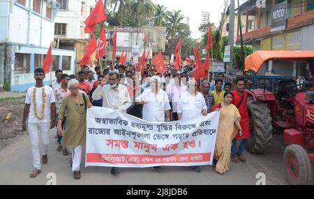 Kalkutta, Indien. 15.. Mai 2022. Mitglieder der Kommunistischen Partei Indiens (Marxisten) veranstalteten eine Demonstration an mehreren Orten in der Süd-24-Pargana in Westbengalen gegen die Preiserhöhung von Benzin, Diesel, Kochgas, Lebensmittelprodukten und verschiedenen Problemen der höflichen Burro-Führerin Suryakanta Mishra und des Zentralkomitees Sujan Chakroborty. (Foto: Avik Purkait/Pacific Press/Sipa USA) Quelle: SIPA USA/Alamy Live News Stockfoto