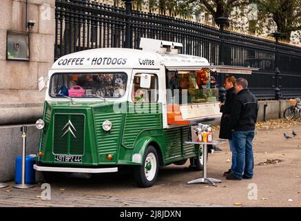 London, Großbritannien - 31. Oktober 2012: Kunden des alten Food Trucks oder Kleinbusses, der neben dem British Museum Hotdogs und Kaffee verkauft Stockfoto