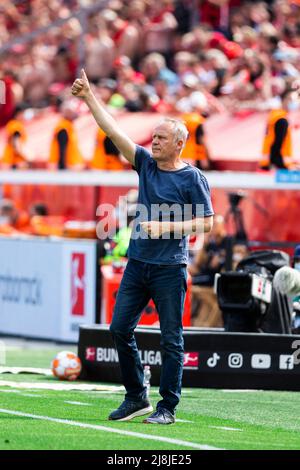 Leverkusen, BayArena, 14.05.22: Trainer Christian Streich (Freiburg) pocht auf, im Spiel der 1.Bundesliga Bayer 04 Leverkusen gegen SC Freiburg. Foto: Stockfoto