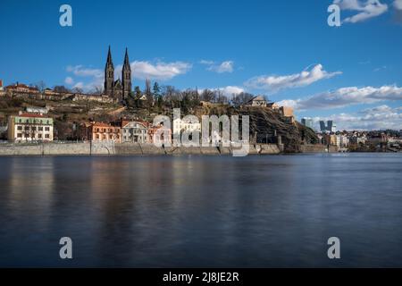 Die gotische Basilika auf dem Vysehrad-Hügel ist eine untrennbare Dominante der Prager Skyline und bietet den besten romantischen Blick in Prag. Stockfoto