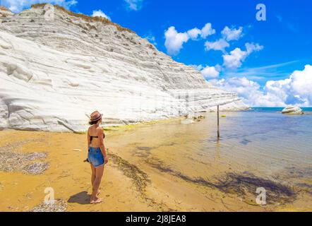 Scala dei Turchi (Italien) - die sehr berühmte weiße Felsklippe an der Küste in der Gemeinde Porto Empedocle, Agrigento, Sizilien, schönen goldenen Strand Stockfoto