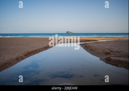 Paar gehen am Levante-Strand in Benidorm, Spanien Stockfoto