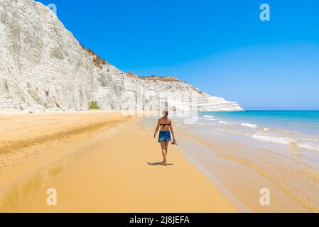 Scala dei Turchi (Italien) - die sehr berühmte weiße Felsklippe an der Küste in der Gemeinde Porto Empedocle, Agrigento, Sizilien, schönen goldenen Strand Stockfoto