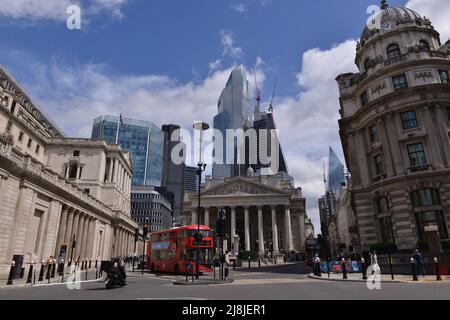 London, Großbritannien. 16.. Mai 2022. Ein allgemeiner Blick auf die Bank of England und die Skyline der City of London, von der Mansion House Street aus gesehen. Großbritannien ist mit dem enormen Risiko eines Anstiegs der Lebensmittelpreise und der Inflation konfrontiert. (Bild: © Thomas Krych/SOPA Images via ZUMA Press Wire) Stockfoto