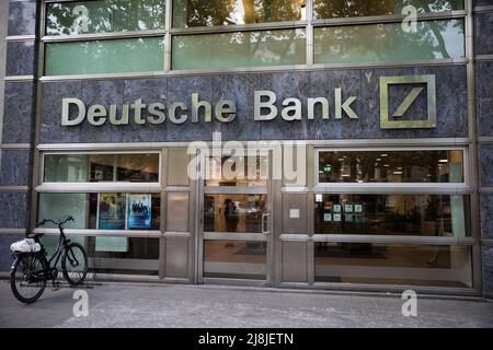 Berlin, Deutschland. 16.. Mai 2022. Die Deutsche Bank finanziert keine geplante $3,5-Milliarden-Rohöl-Pipeline in Ostafrika, von der Umweltaktivisten gesagt haben, dass sie viele Familien absetzen und Naturschutzgebiete stören wird. Deutsche Bank-Niederlassung in Berlin, am 16. Mai 2022. (Foto: Michael Kuenne/PRESSCOV/Sipa USA) Quelle: SIPA USA/Alamy Live News Stockfoto