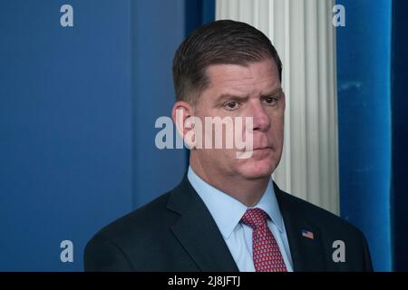 US-Arbeitsminister Marty Walsh nimmt am 16. Mai 2022 an einer Pressekonferenz im Weißen Haus in Washington, DC, Teil. Quelle: Chris Kleponis/CNP /MediaPunch Stockfoto