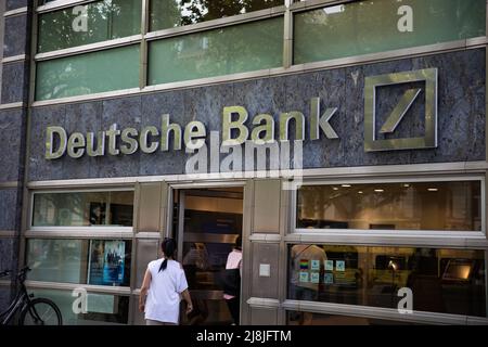 Berlin, Deutschland. 16.. Mai 2022. Die Deutsche Bank finanziert keine geplante $3,5-Milliarden-Rohöl-Pipeline in Ostafrika, von der Umweltaktivisten gesagt haben, dass sie viele Familien absetzen und Naturschutzgebiete stören wird. Deutsche Bank-Niederlassung in Berlin, am 16. Mai 2022. (Bild: © Michael Kuenne/PRESSCOV über ZUMA Press Wire) Stockfoto