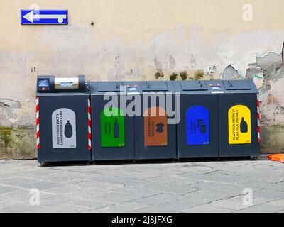Kommunale Abfallbehälter im Müllabfuhrsystem, Lucca, Italien. Stockfoto