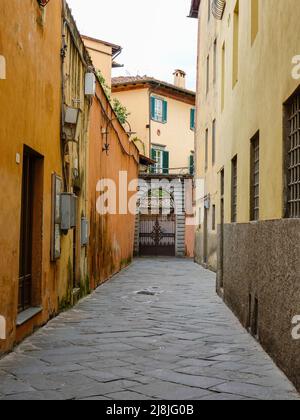 Gasse mit einer Sackgasse mit typischer Wohnarchitektur im historischen Lucca, Toskana, Italien. Stockfoto