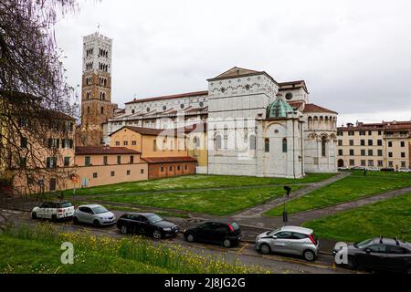 Duomo di Lucca, Cattedrale di San Martino, die Kathedrale von Lucca im Regen, von der Renaissancemauer aus gesehen, Lucca, Toskana, Italien. Stockfoto