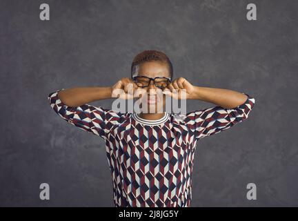 Launisch unzufrieden und verärgert afroamerikanische Frau mit einem Stirnrunzeln Gesicht weint. Stockfoto