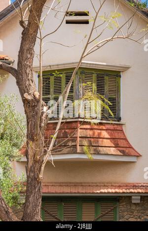 Fenster eines schönen verlassenen Hauses hinter einem Baum in der Ghost Resort City von Varosha Famagusta in Zypern Stockfoto