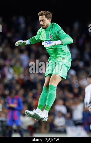 BARCELONA - APR 14: Kevin Trapp in Aktion während des UEFA Europa League-Spiels zwischen dem FC Barcelona und Eintracht Frankfurt im Camp Nou Stadium auf Stockfoto