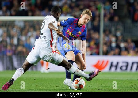 BARCELONA - APR 14: De Jong und Almamy Toure in Aktion während des UEFA Europa League-Spiels zwischen dem FC Barcelona und Eintracht Frankfurt am Camp No Stockfoto